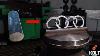 Logo Audi : Une Chaîne En Métal Massif Fabriquée à L'ancienne à L'aide D'une Fraiseuse Manuelle